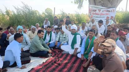 Farmers protest Against Greater Agra Project and Vow Won't Let Chief Minister Helicopter Land