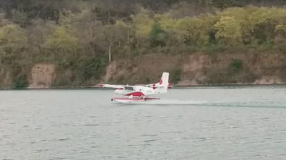 पशुलोक बैराज में उतारा गया सी प्लेन