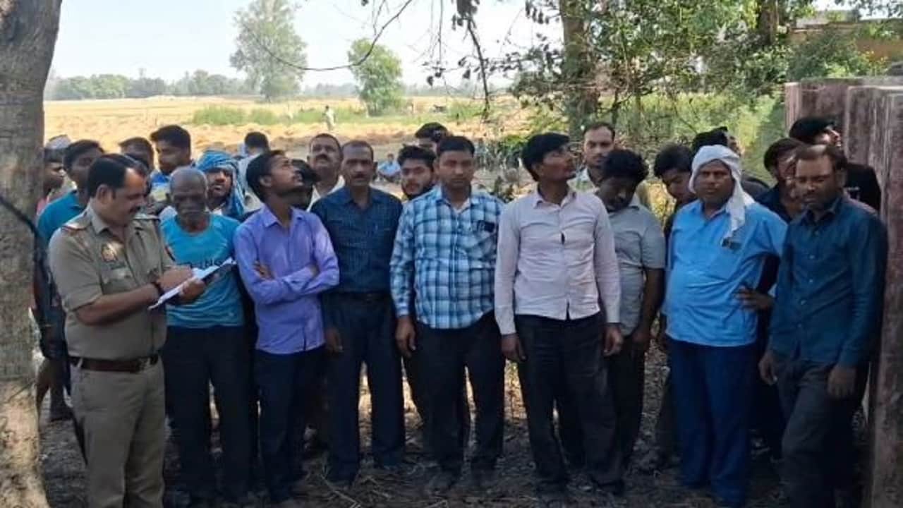 घटनास्थल पर जुटे ग्रामीण