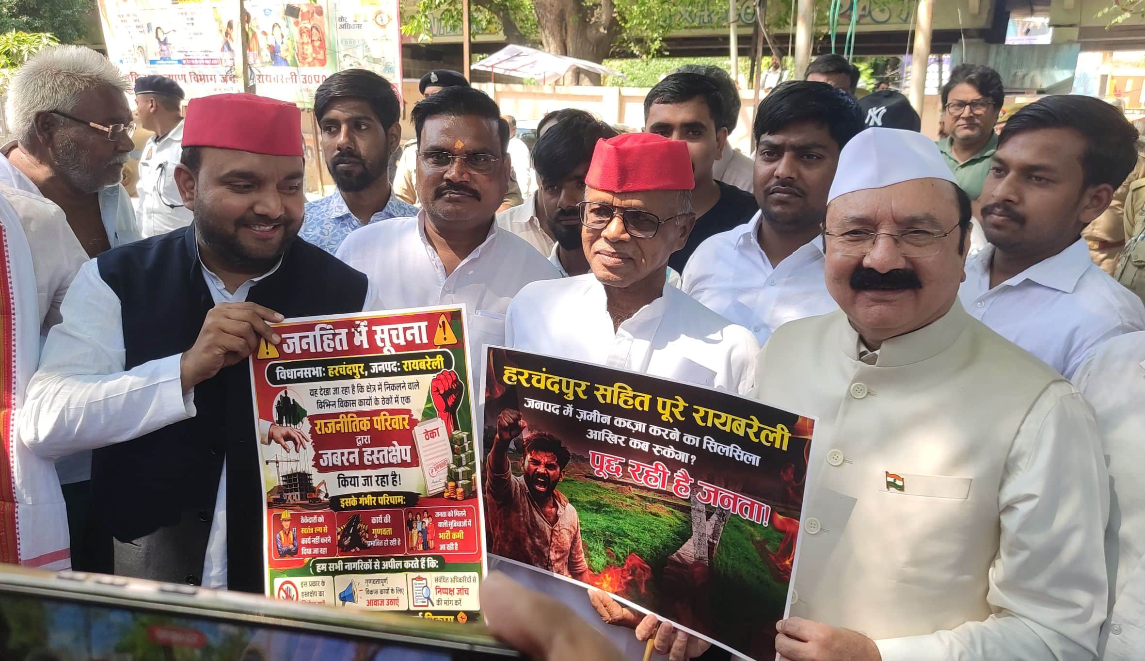 सपा विधायक राहुल लोधी और श्याम सुंदर भारती के साथ अमेठी सांसद केएल शर्मा।