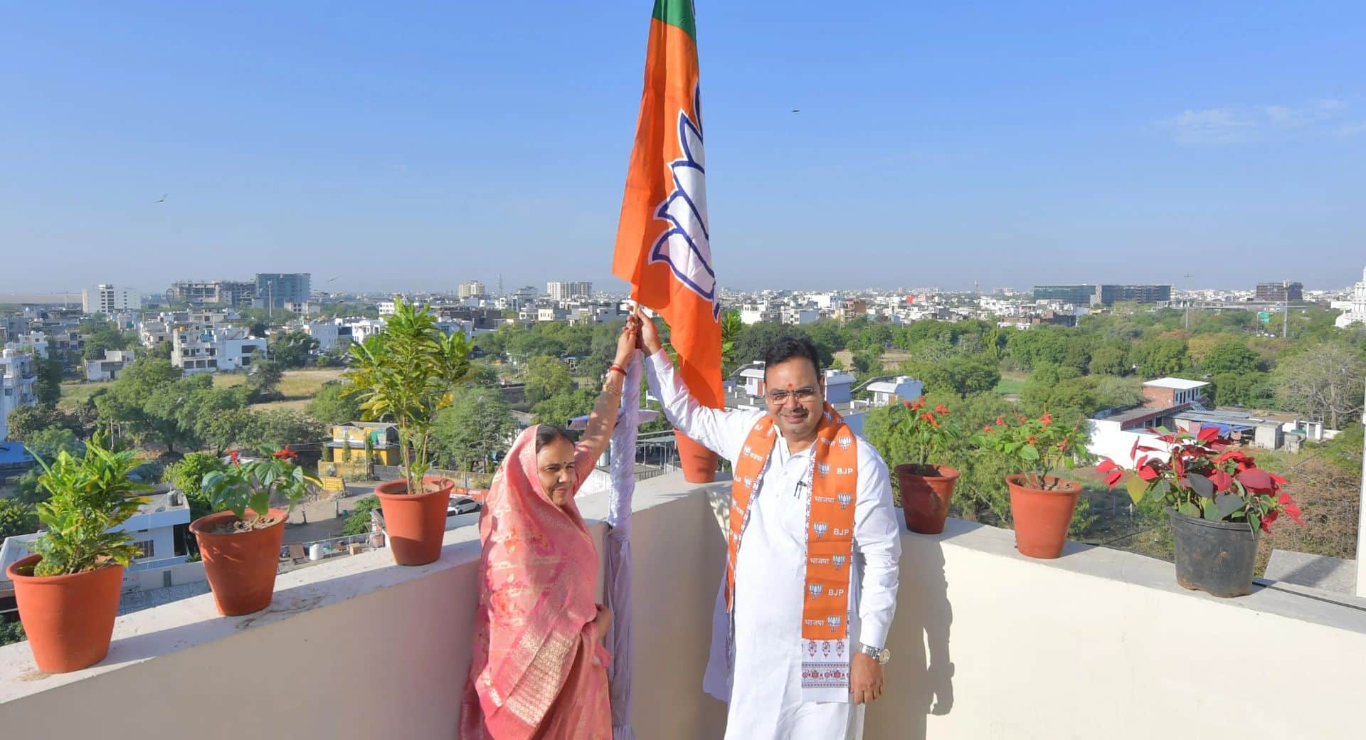 मुख्यमंत्री भजनलाल शर्मा ने अपनी पत्नी के साथ अपने निवास पर भाजपा ध्वजारोहण किया