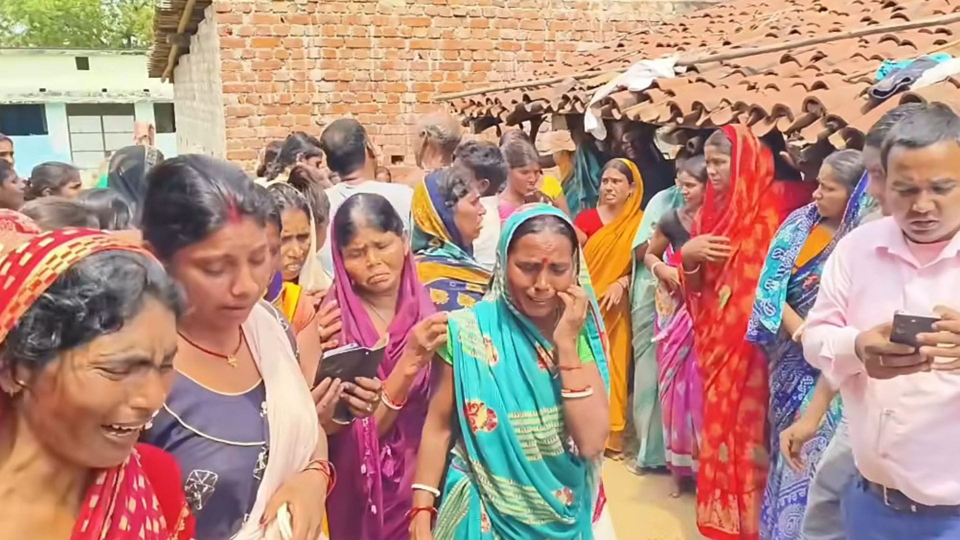 रोते बिलखते परिजन