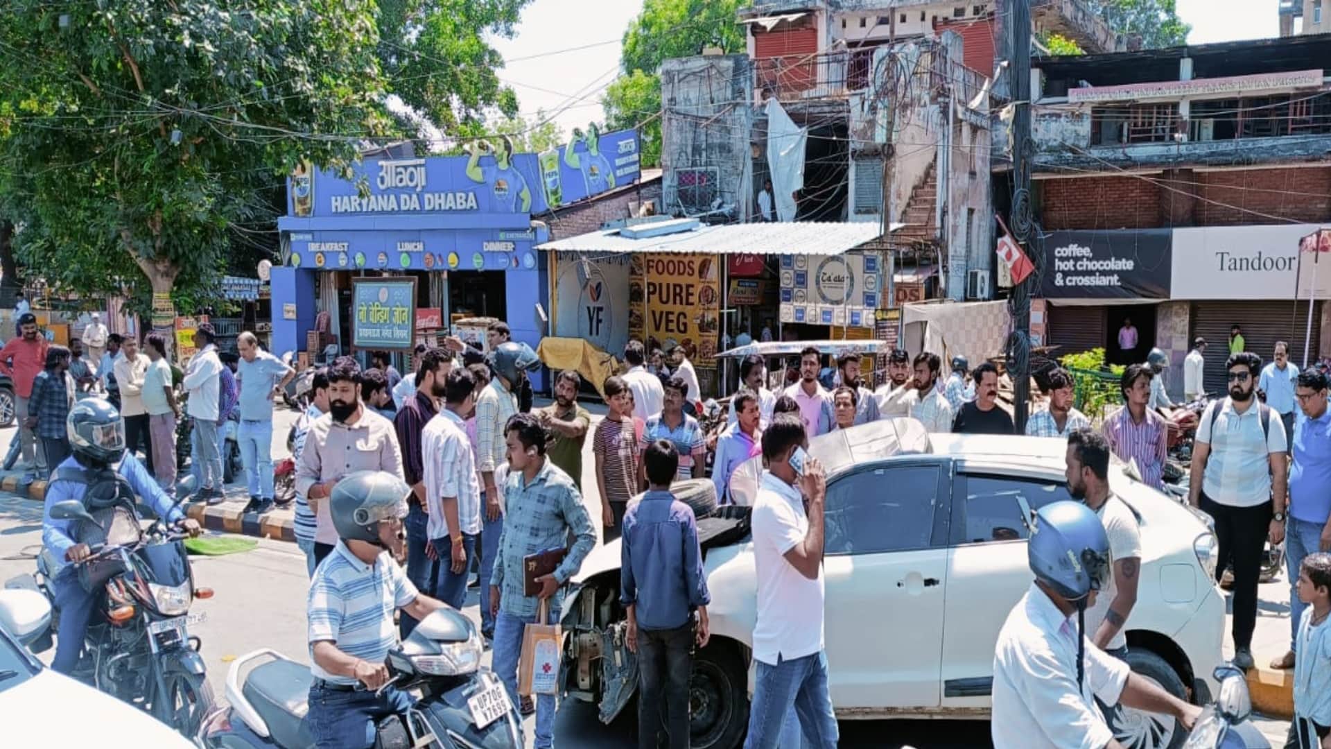 सिविल लाइंस में हादसे के बाद जुटी भीड़।