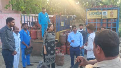 SDM Conducts Surprise Inspection at Shivam Gas Agency in Bareilly