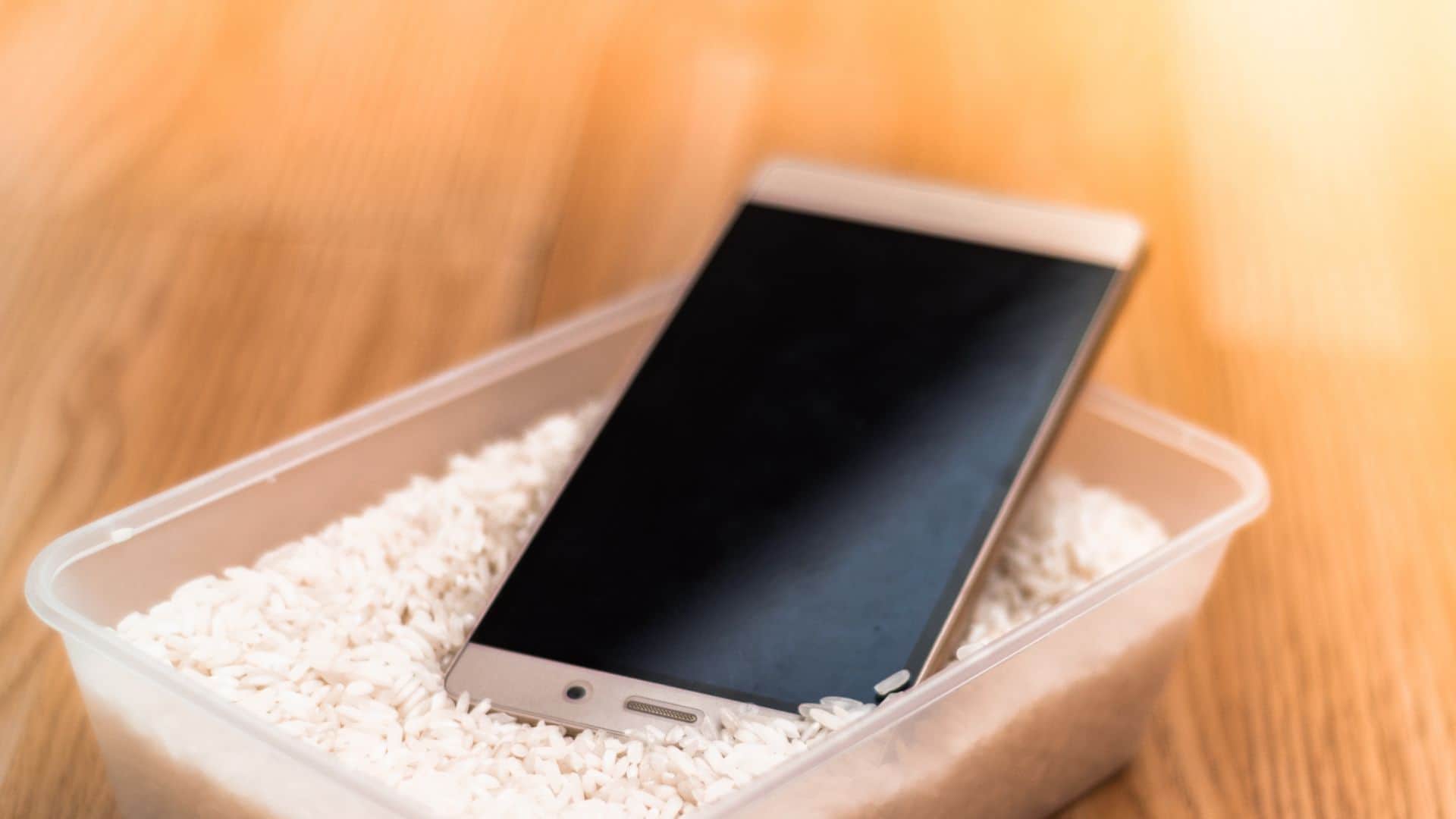 मोबाइल फोन का पानी में गिरना