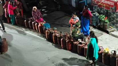 LPG Crisis Crowds gathered at midnight for cylinders administration returned empty-handed Tehri Uttarakhand