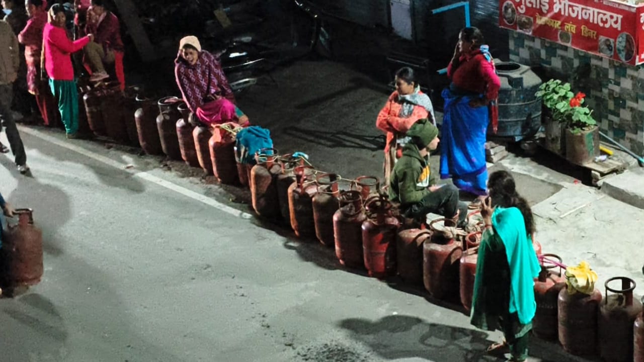 गैस सिलिंडर के लिए आधी रात को उमड़ी भीड़,