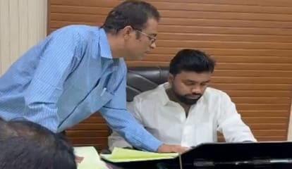 Rampur: Video of Swar MLA Shafiq Ahmeds Son Viral, Constables Seen Opening Car Door Manner Doormen