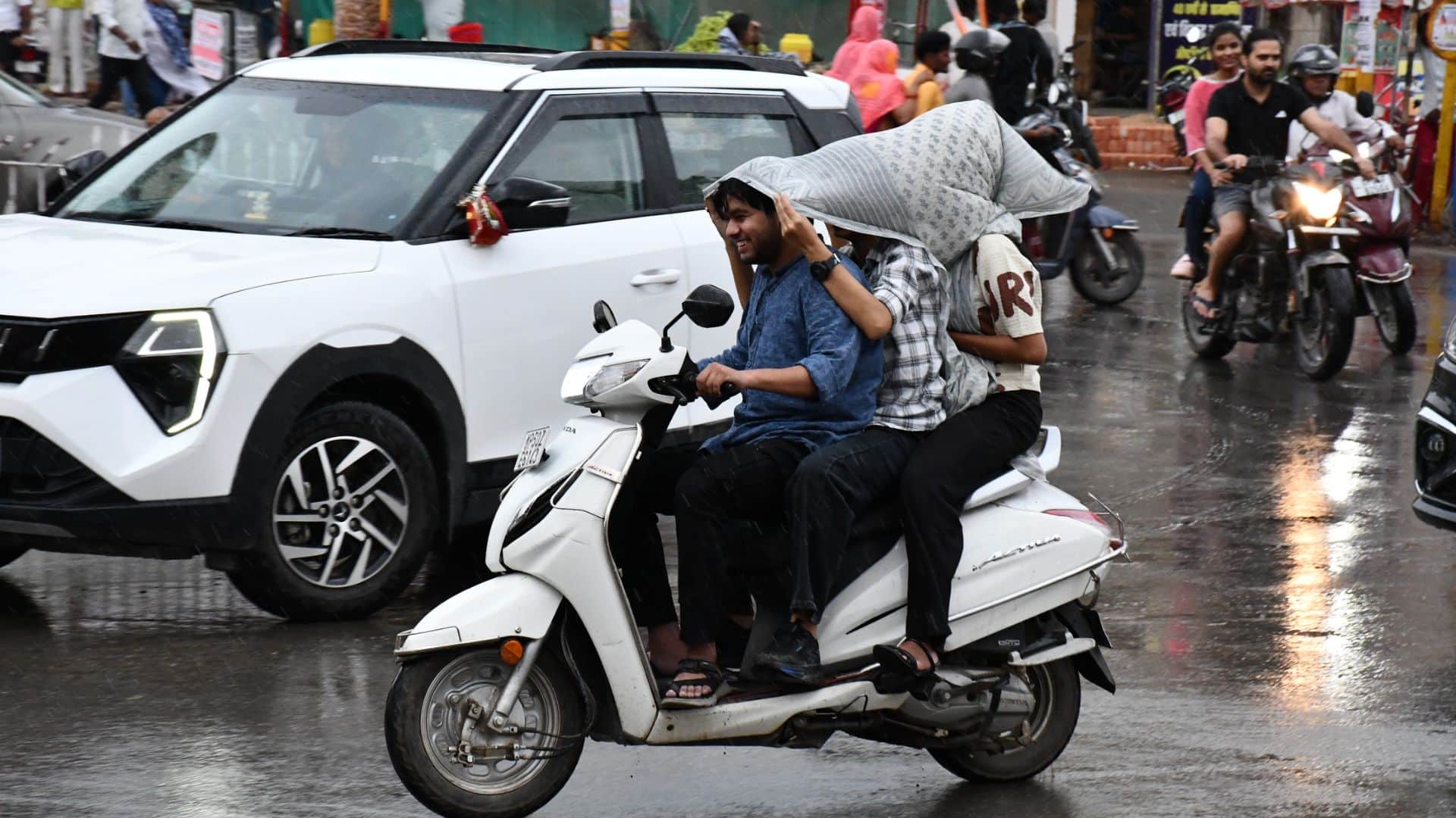 Pre-Monsoon-like Scenario in April Fifth Spell of Unseasonal Rain in Kashi in Last 10 Days