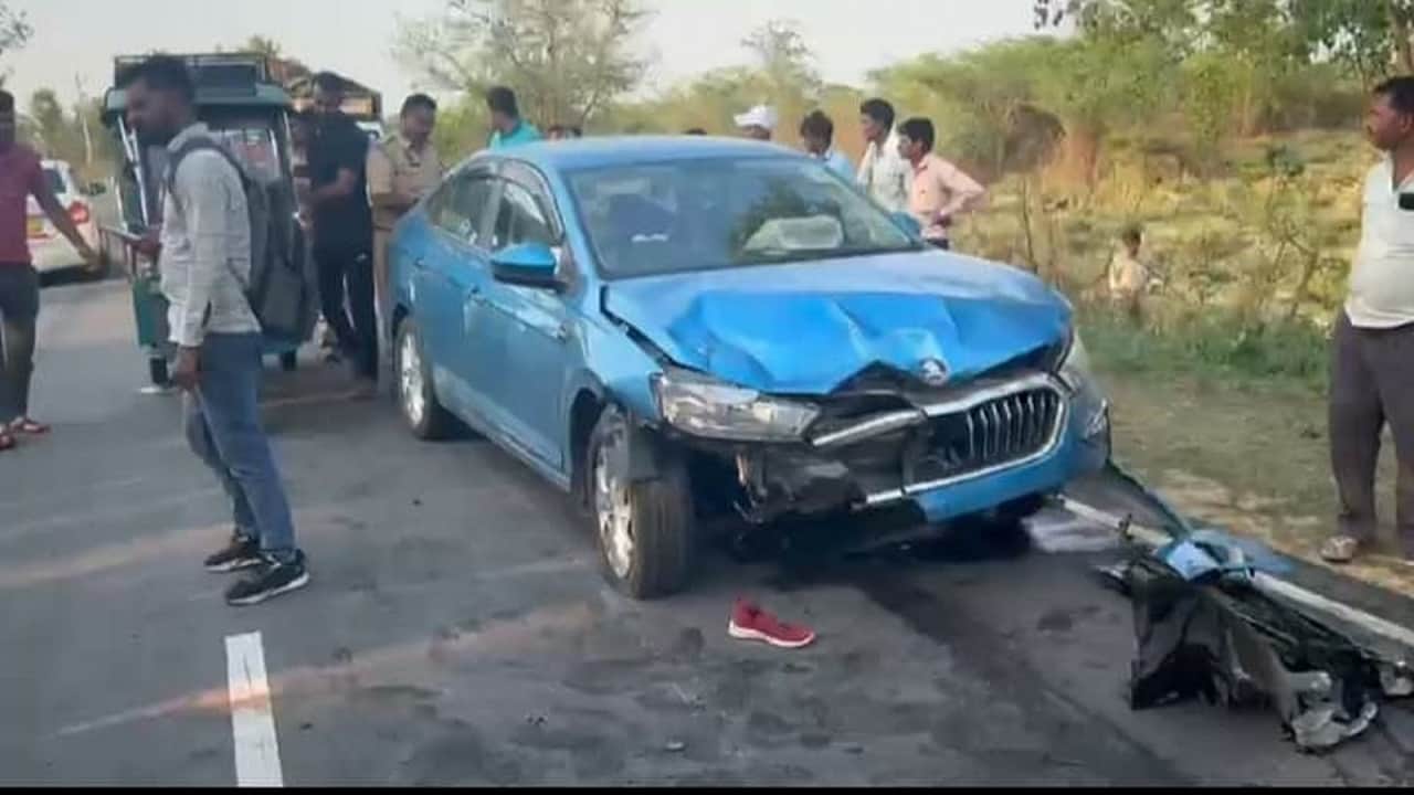 हादसे के बाद घटनास्थल पर जुटे लोग