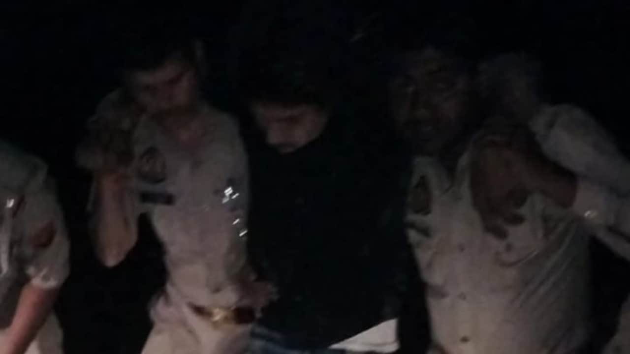 घायल आरोपी को लेकर जाते पुलिसकर्मी