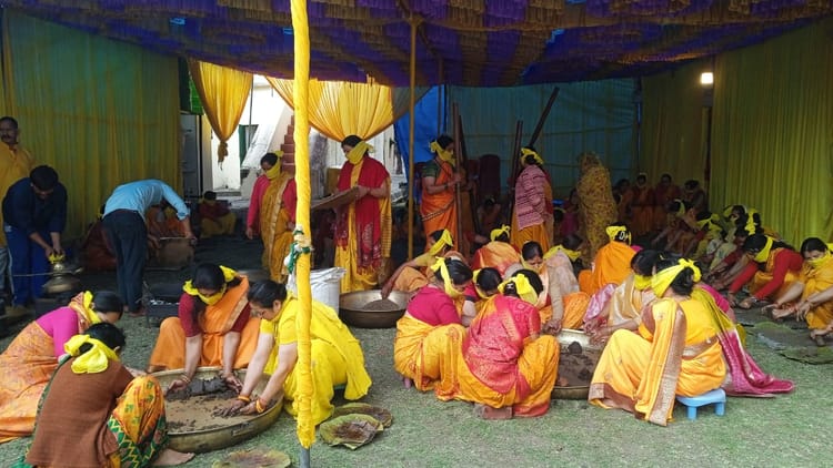 Badrinath: नरेंद्रनगर राजदरबार में महारानी और सुहागिनों ने पिरोया तिल का तेल, 22 अप्रैल को खुलेंगे धाम के कपाट