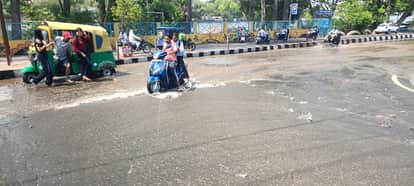 Bhopal News: Pipeline Bursts in Front of Raj Bhavan in Bhopal; Road Caves In, Thoroughfare Floods—Major Disast