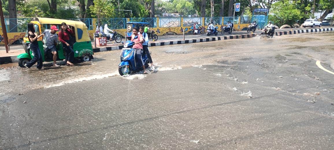 राजभवन के सामने पानी की पाइपलाइन फटी