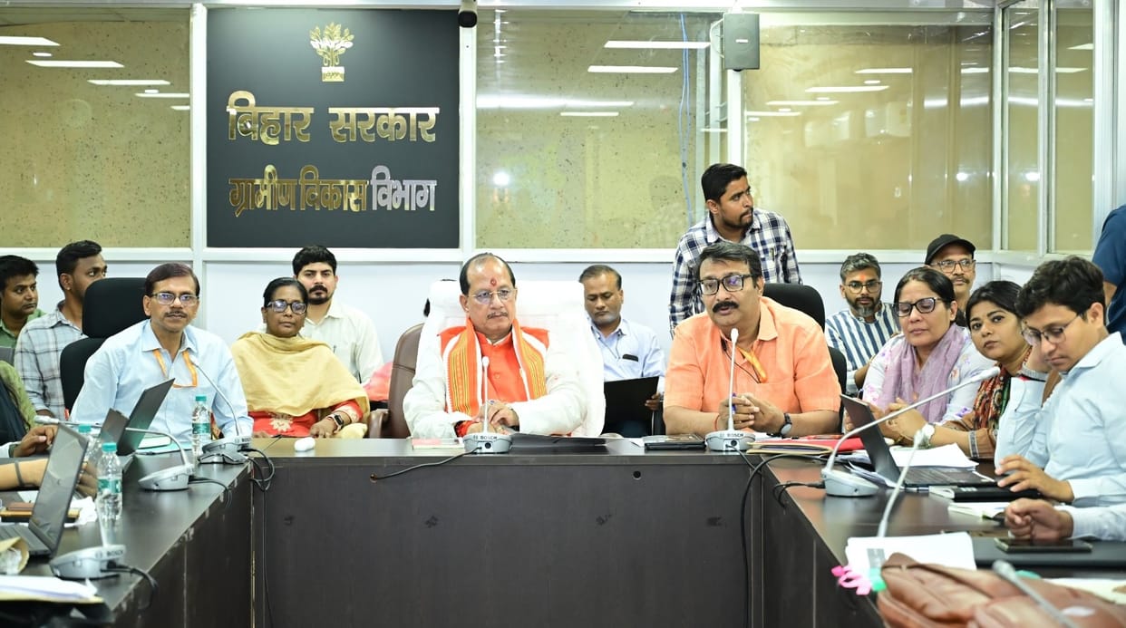 Bihar News: Deputy CM Vijay Sinha held a state level review meeting of the Revenue Department in Patna.