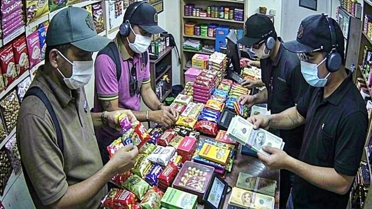 ‘चटोरे’ चोरों का हैरान करने वाला कारनामा: पहले उड़ाई मिठाई की दावत, फिर किया कैश चोरी; CCTV में कैद हुई वारदात