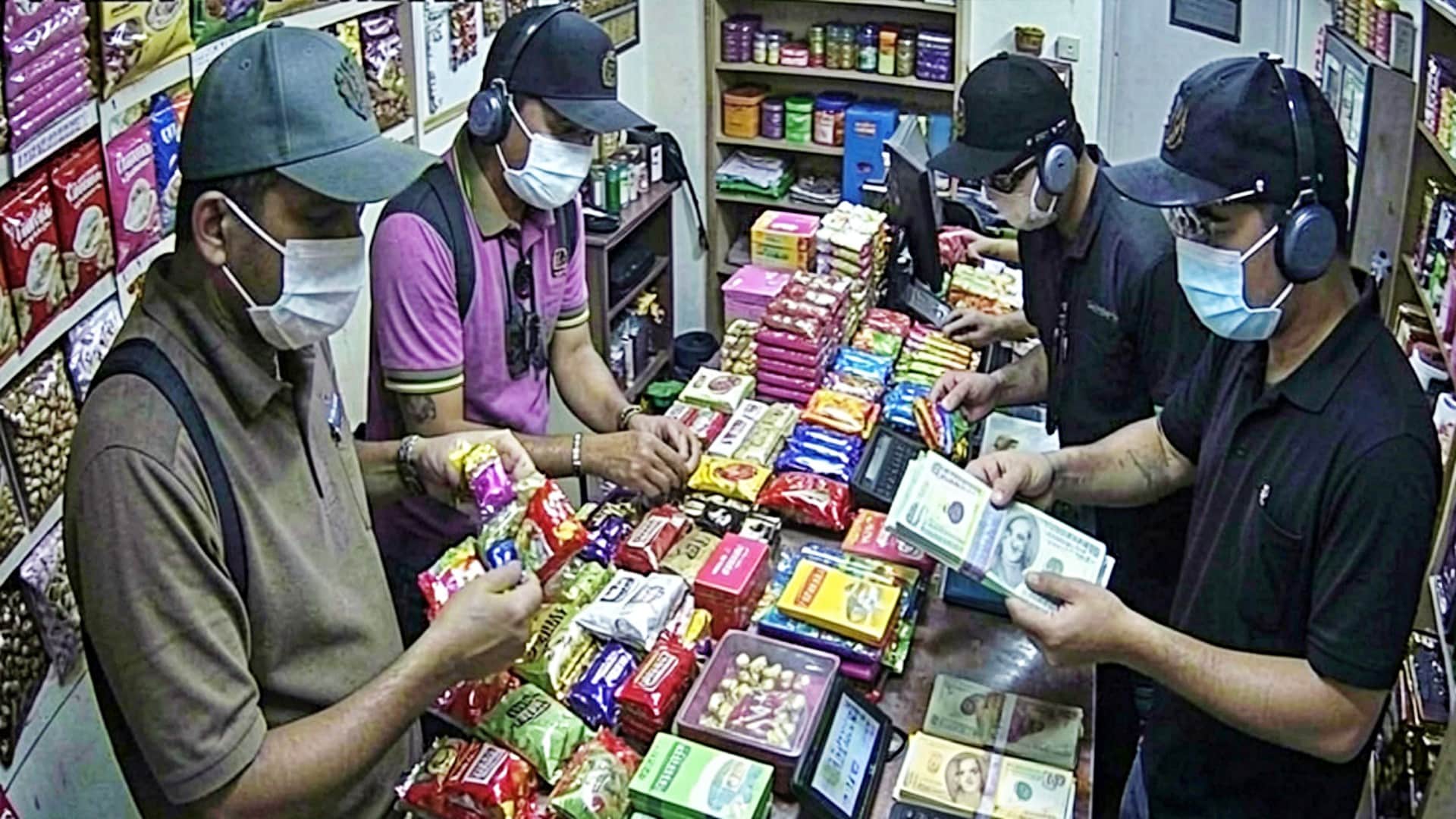 चोरों ने पहले मिठाई खाई फिर की चोरी (सांकेतिक तस्वीर)