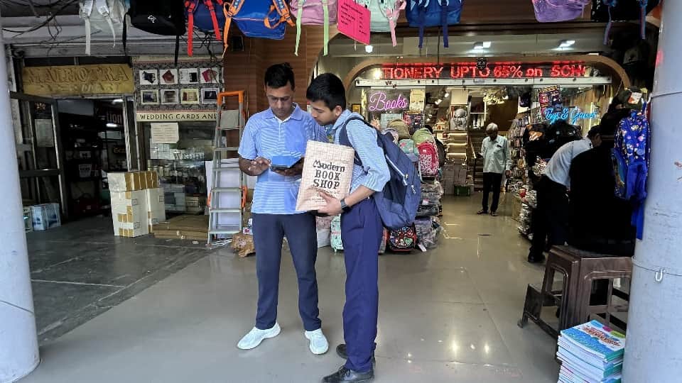 सेक्टर 22 स्थित मॉडर्न बुक स्टोर से किताबें खरीद कर बाहर आते अभिभावक।