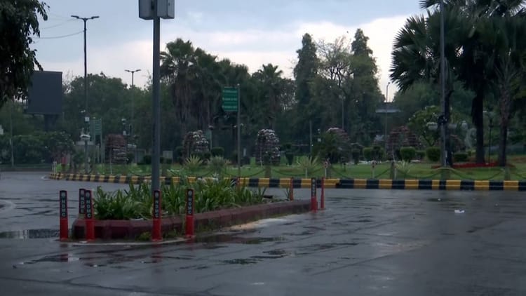 Weather Update: दिल्ली-एनसीआर में बारिश से मौसम हुआ सुहाना, दो दिन होगी बरसात; IMD ने जारी किया यलो अलर्ट