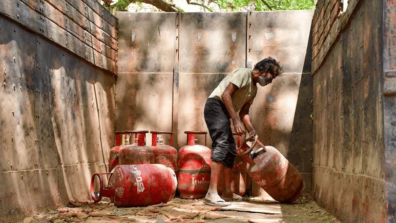 LPG Connections to Be Suspended for Consumers Already Using PNG Aadhaar Verification Underway