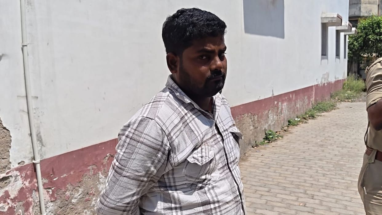 Varanasi police arrested Youth drinking beer on barge in Ganga arrested