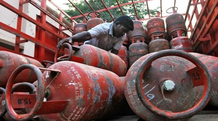 LPG: गैस कनेक्शन पर नया अपडेट, ट्रांसफर की प्रक्रिया में हुआ बड़ा बदलाव; इन उपभोक्ताओं को मिलेगी राहत