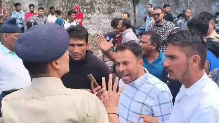 Srinagar: हरियाणा पुलिस की अभिरक्षा में व्यक्ति की मौत का मामला, पोस्टमार्टम न होने पर परिजनों का हंगामा