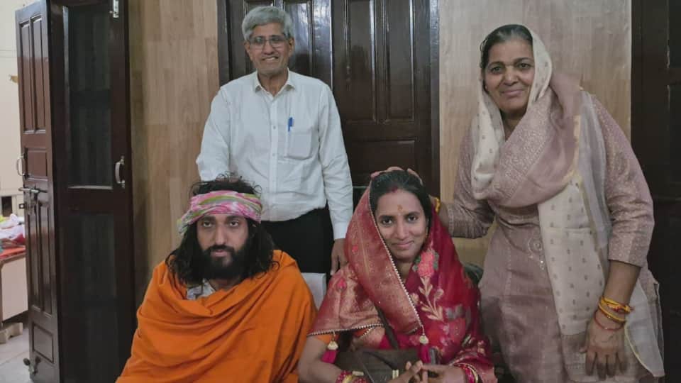 IIT Abhay Singh Known as IITian Baba Marrying Engineer Wife Know Details in Hindi