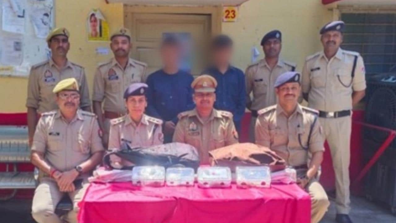 जीआरपी की गिरफ्त में आरोपी।