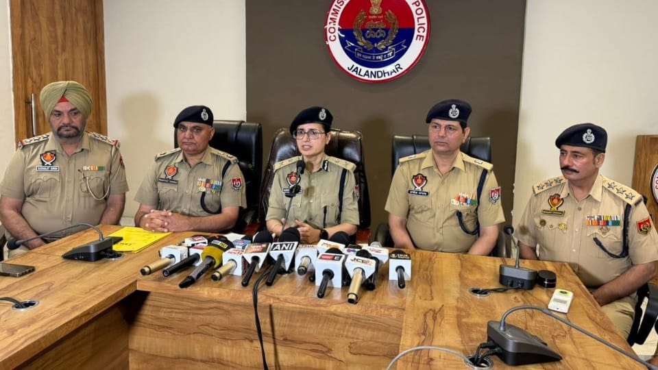 मामले की जानकारी देतीं पुलिस कमिश्नर धनप्रीत कौर