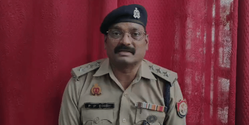 जानकारी देते पुलिस अधिकारी