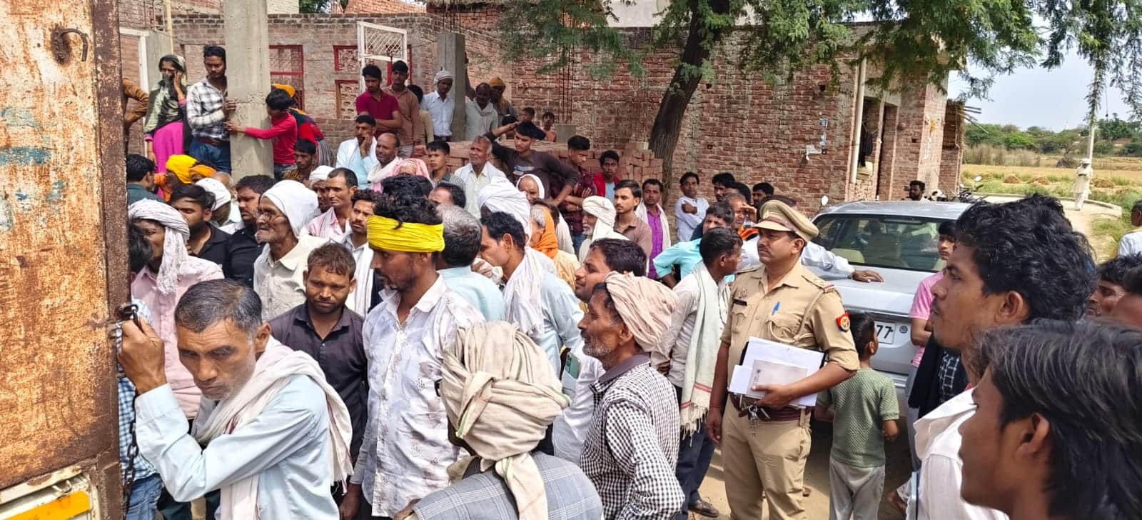 घटना के बाद मौजूद पुलिस और ग्रामीण