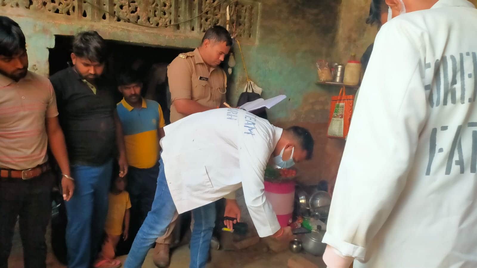 घटनास्थल पर जांच करती पुलिस