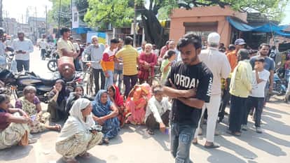 Farrukhabad Chaos over cooking gas consumers who have been wandering for 10 days stage a blockade