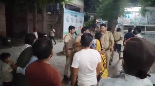 रोते बिलखते परिजनों को समझाती पुलिस