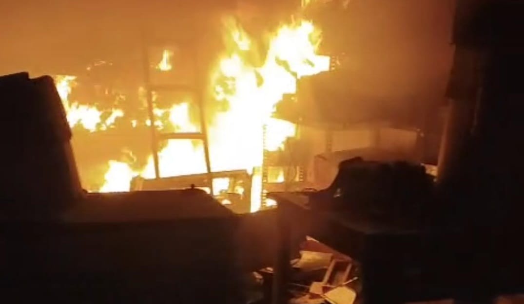 Lucknow:Fire breaks out in a vegetable market near the Phoenix United Mall in Krishna Nagar.