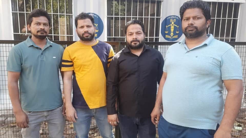 कोर्ट परिसर में मौजूद समीर सैफी के परिजन।