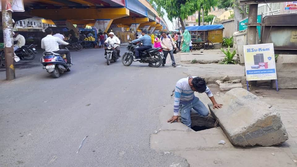 खुले मैनहोल में एक युवक गिर गया