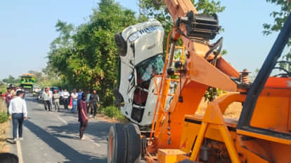 Scorpio Carrying Devotees Overturns in Maharajganj; Driver Dies, Two Critically Injured