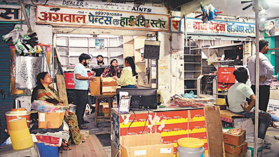 Meerut Central Market Sealing Row: Traders Beat Their Chests, Raise ‘Yogi Ji Give Relief’ Slogans Amid Rain