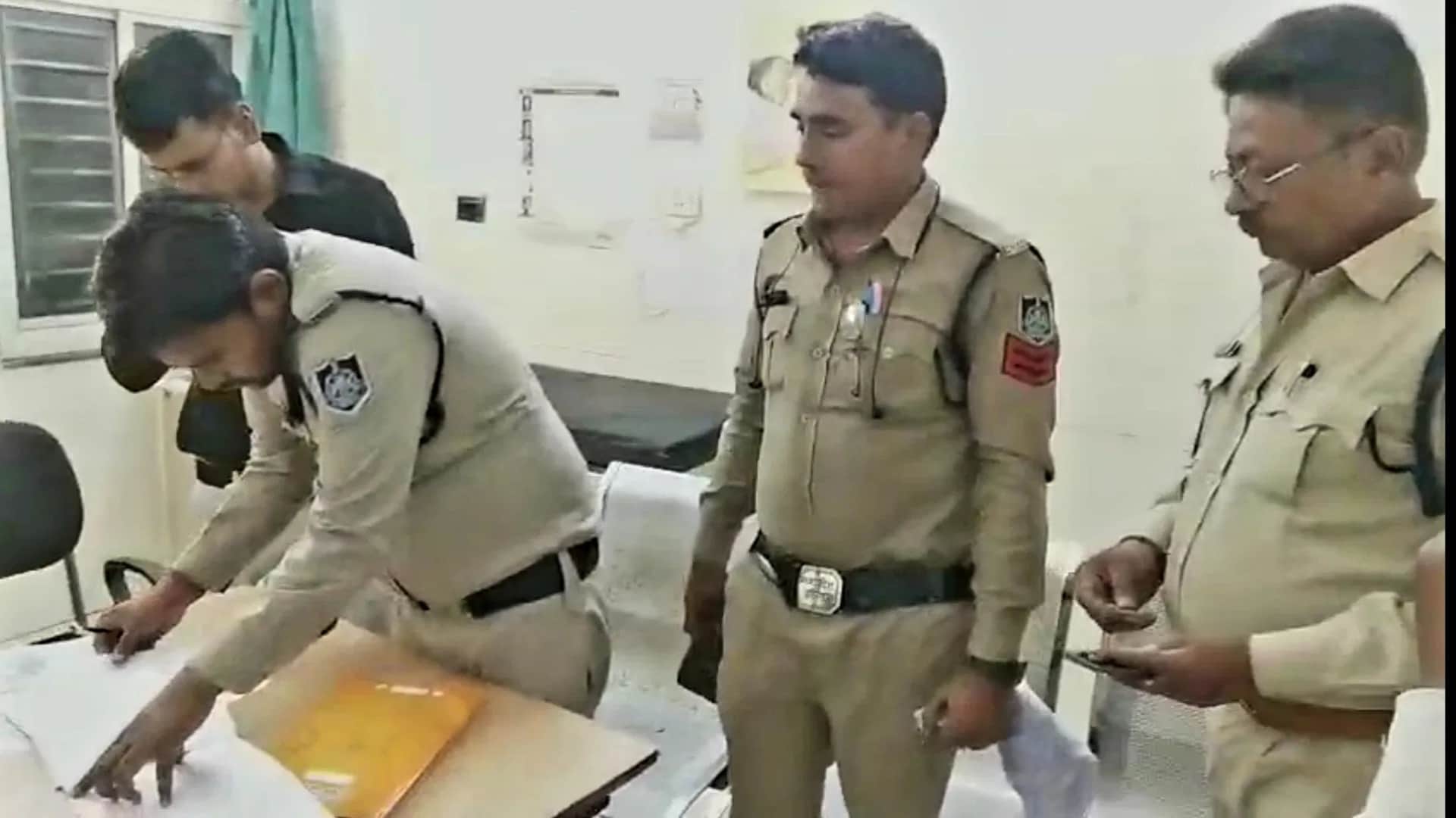 मौके पर कार्रवाई करती पुलिस