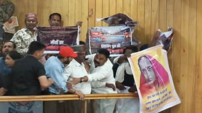 Indore News: Uproar during municipal budget session, Bagirathpura residents wave posters, raise slogans