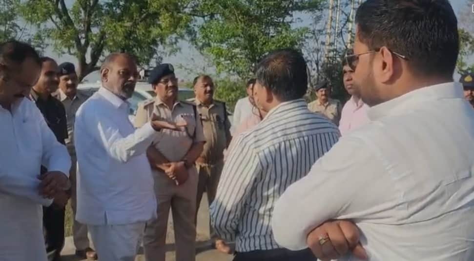 प्रभारी मंत्री नारायण सिंह कुशवाहा ने सख्त रुख दिखाते हुए लगाई पटकार।