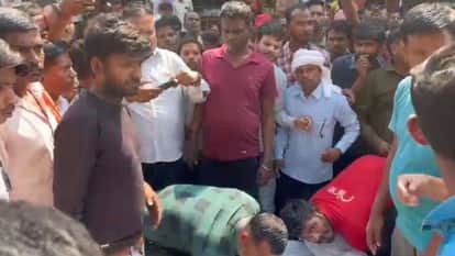 UP Youth Murdered in Andhra Pradesh; Family Creates Ruckus Outside District Hospital, Placing Body on Display