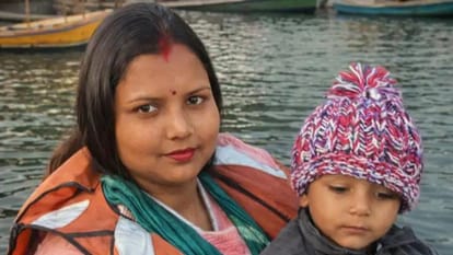 UP: नींद की गोलियां दीं, कार में आग लगाई, पानी में डुबोया फिर हथौड़े से मारा; इस कारण सिपाही मां-बेटे का कत्ल Husband murdered female constable and two-year-old son burned bodies after setting car on fire in rampur