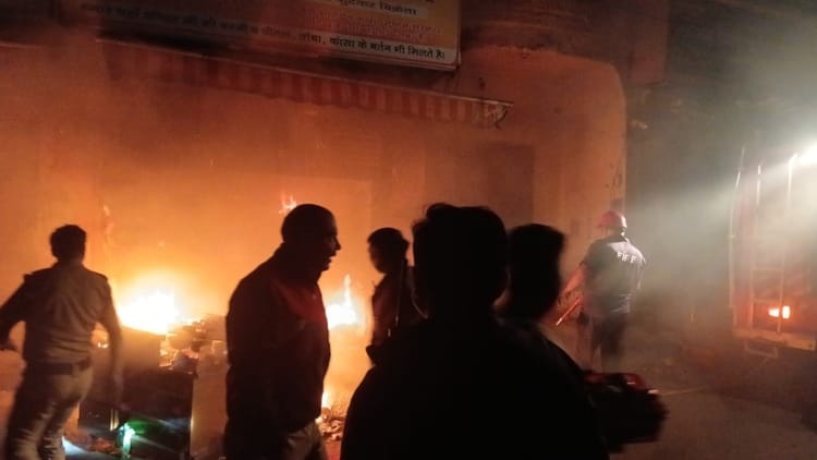 Rishikesh: पूजा सामग्री की दुकान में शॉर्ट सर्किट से लगी भीषण आग, पुलिस ने तोड़ा ताला, दमकल की टीम ने बुझाई
