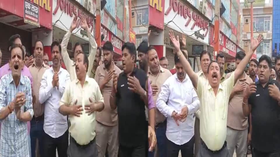 Meerut Central Market Sealing Row: Traders Beat Their Chests, Raise ‘Yogi Ji Give Relief’ Slogans Amid Rain
