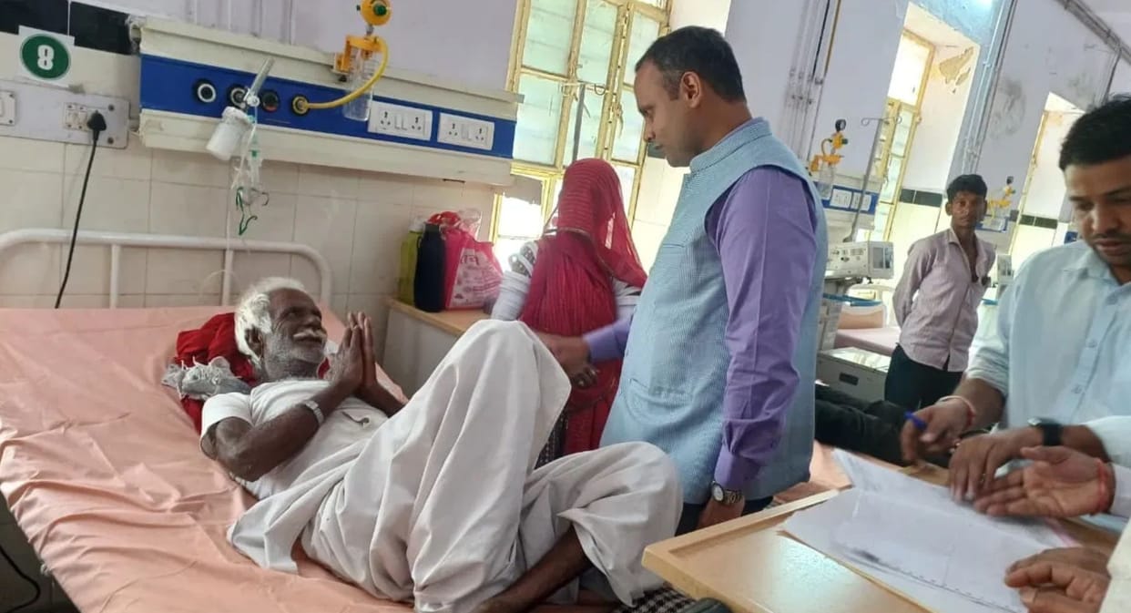 Sirohi Collector seen in action imposes 25 thousand penalty on contractor for negligence in cleanliness work