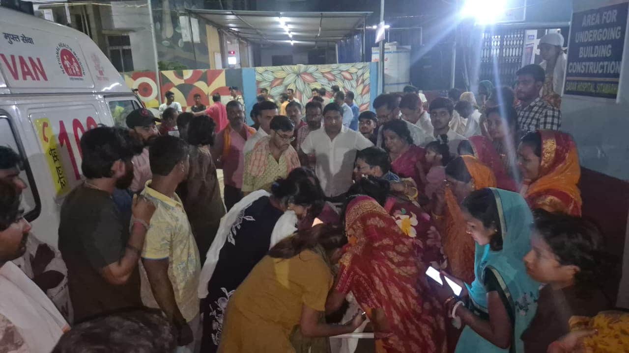 दुखी परिजन।