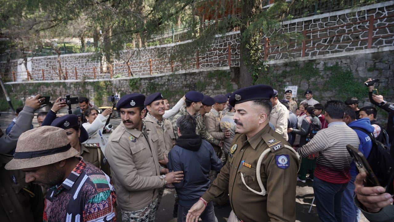दृष्टिबाधित संघ के सदस्यों को ओक ओवर जाने से रोकते पुलिस कर्मी।